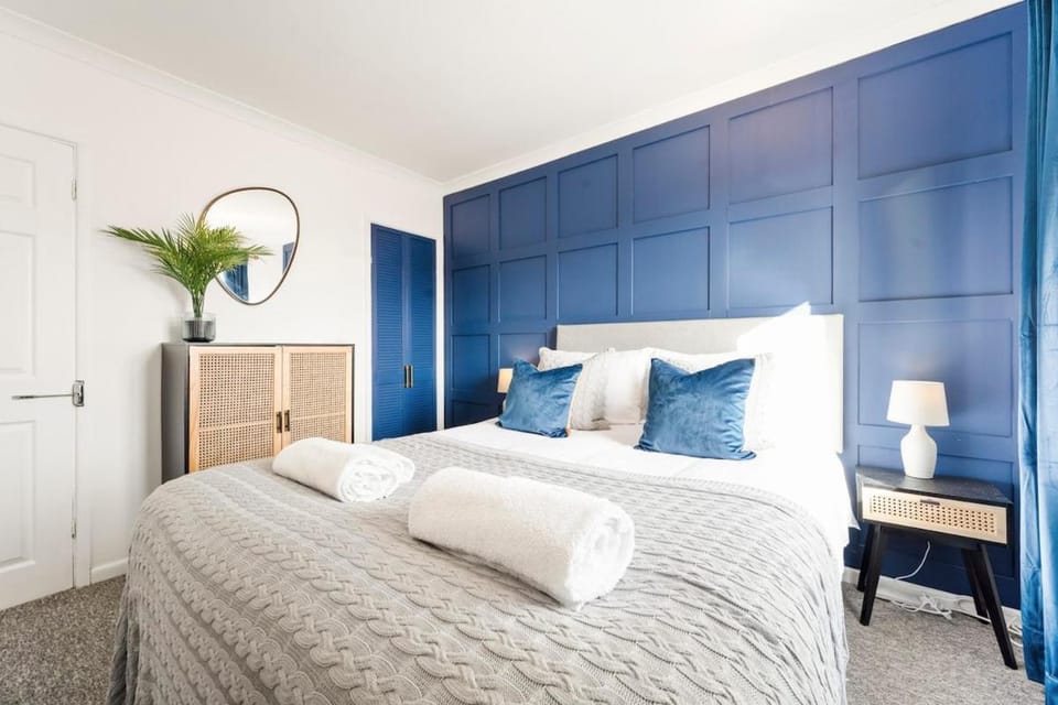 Moonlit Bloom Apartment in Bournemouth