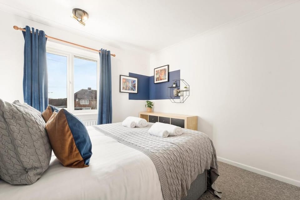 Moonlit Bloom Apartment in Bournemouth