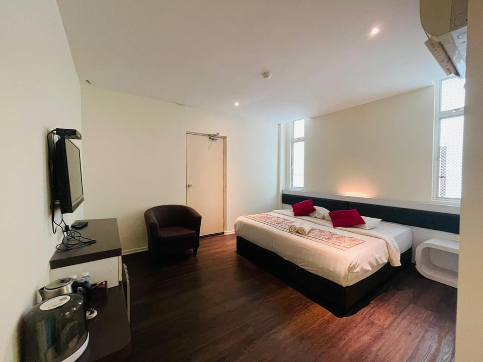 Bed, TV and multimedia, Living room, Photo of the whole room, Seating area, Bedroom, wardrobe