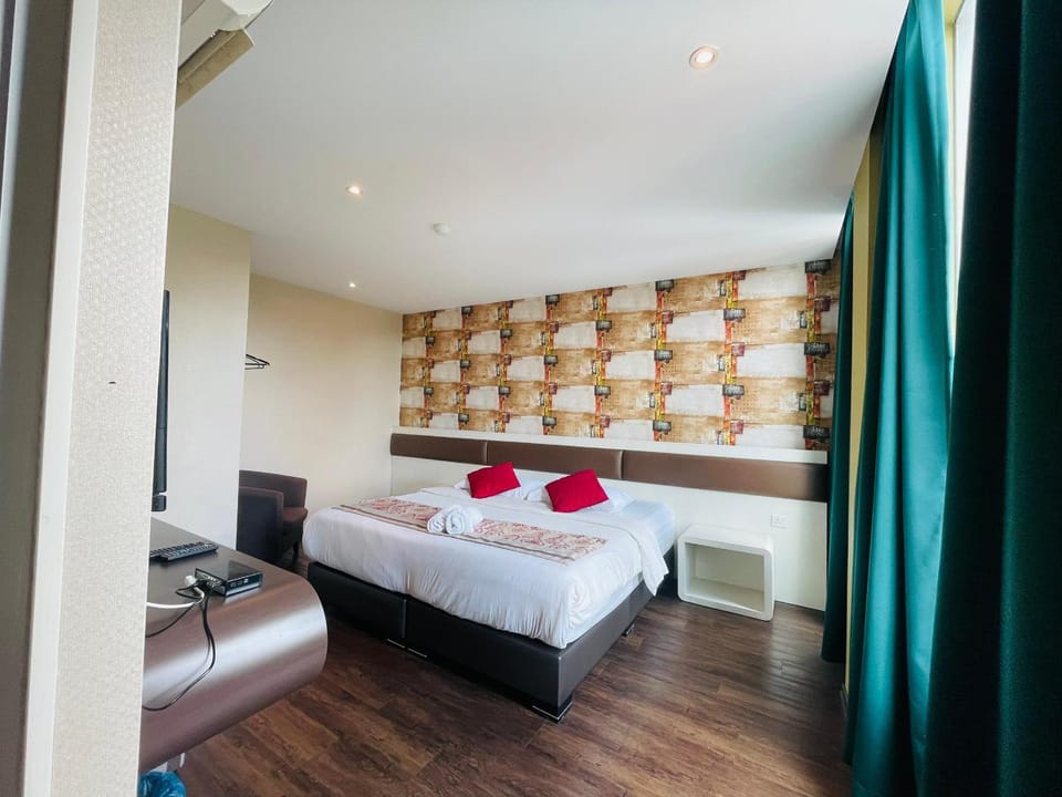 Bed, Living room, Photo of the whole room, Seating area, Bedroom, towels