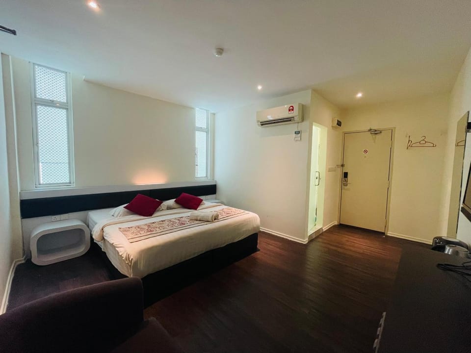 Bed, TV and multimedia, Living room, Photo of the whole room, Seating area, Bedroom, towels, wardrobe, air conditioner