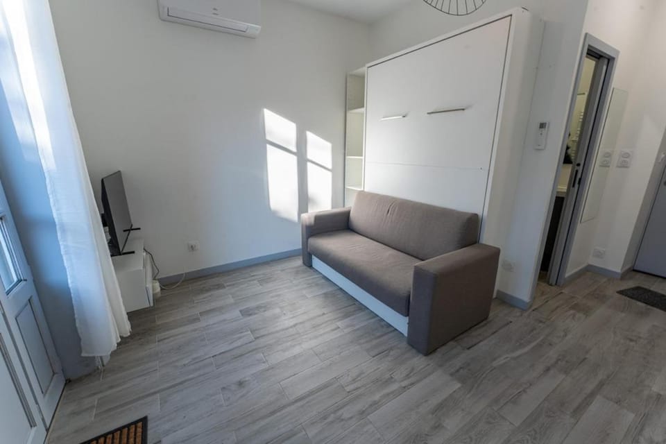 Living room, internet, air conditioner