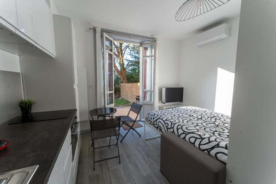 Bed, TV and multimedia, Seating area