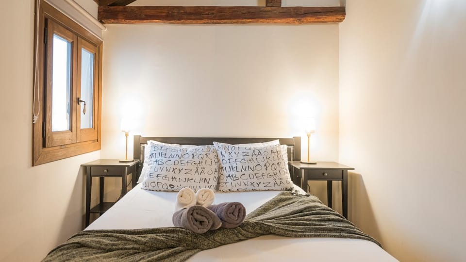 Bed, Photo of the whole room, Bedroom, towels