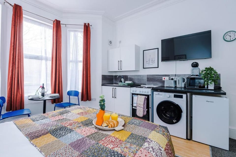 Bed, TV and multimedia, Kitchen or kitchenette, Seating area, Dining area, Bedroom, oven, stove, toaster, towels, washing machine, dryer