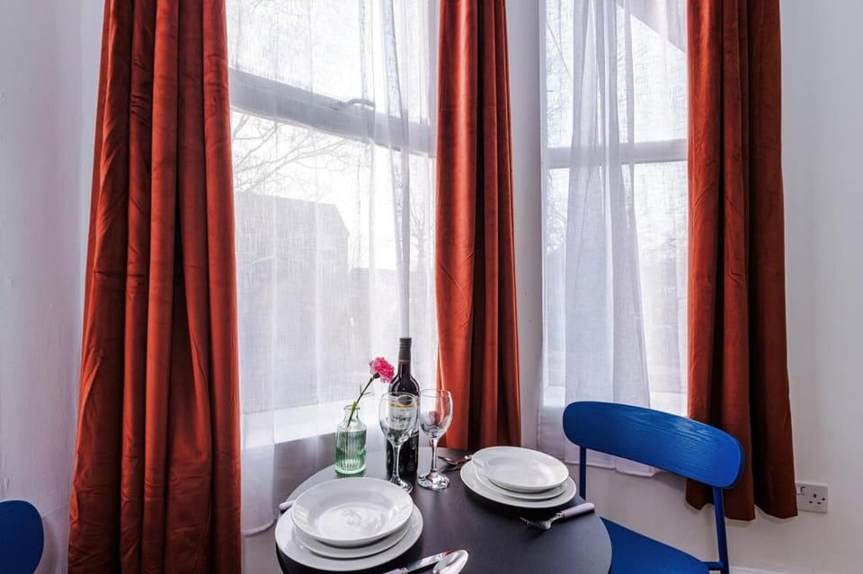 Seating area, Dining area