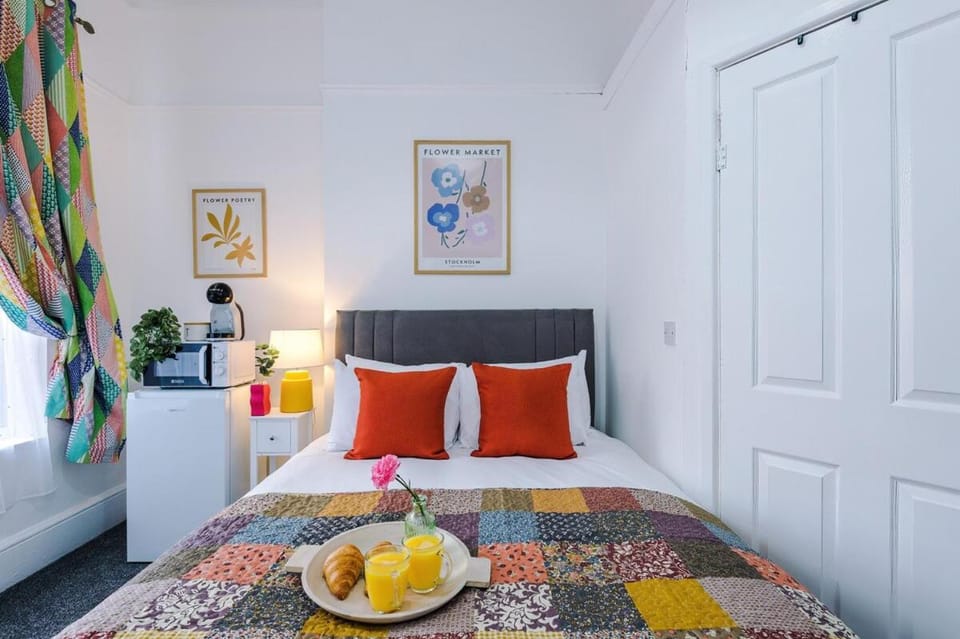 Bed, Dining area, Bedroom