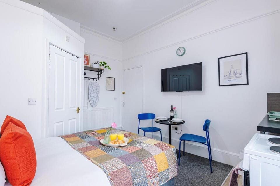 Bed, TV and multimedia, Kitchen or kitchenette, Photo of the whole room, Seating area, Dining area, Bedroom