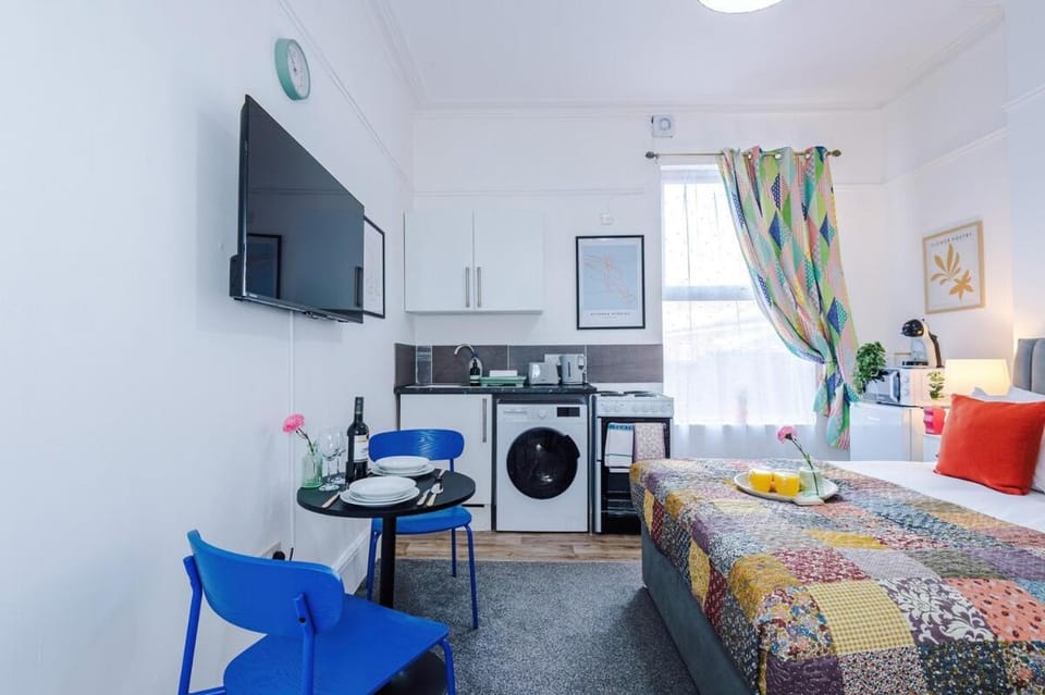 Bed, TV and multimedia, Kitchen or kitchenette, Photo of the whole room, Seating area, Dining area, Bedroom, oven, washing machine, dryer