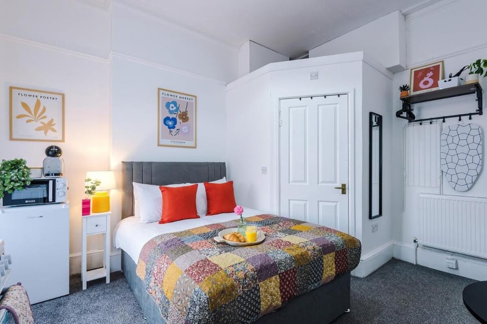 Bed, TV and multimedia, Kitchen or kitchenette, Photo of the whole room, Seating area, Dining area, Bedroom