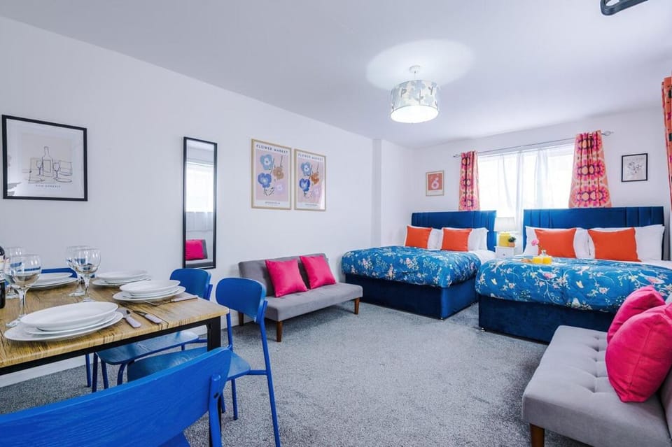 Bed, TV and multimedia, Photo of the whole room, Seating area, Dining area, Bedroom