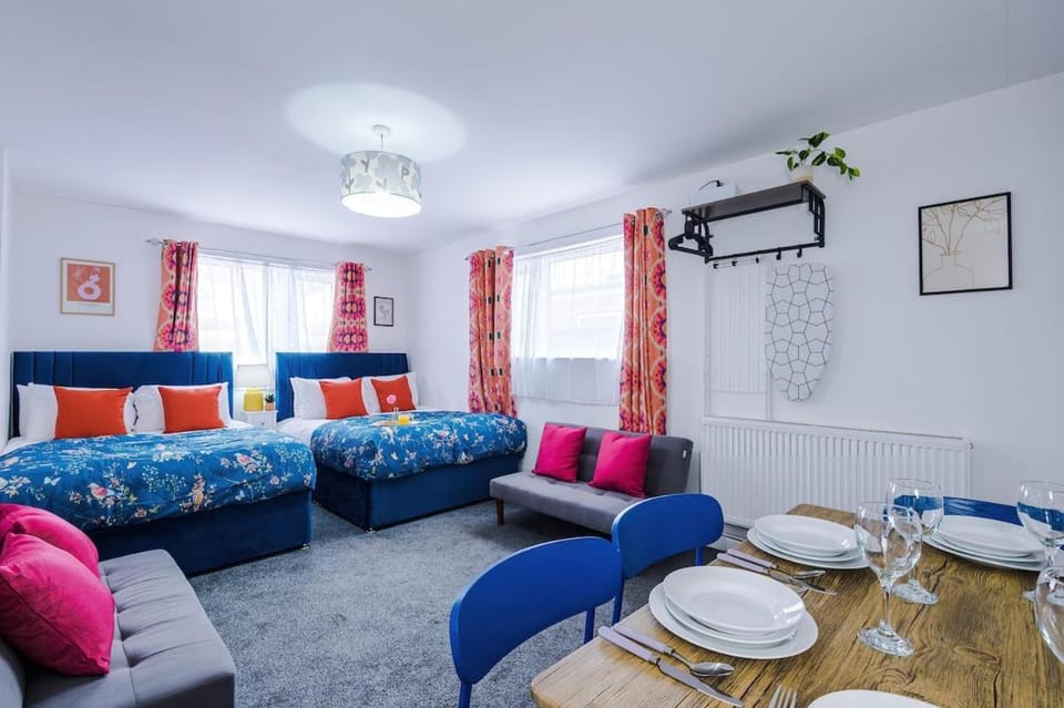 Bed, Photo of the whole room, Seating area, Dining area, Bedroom
