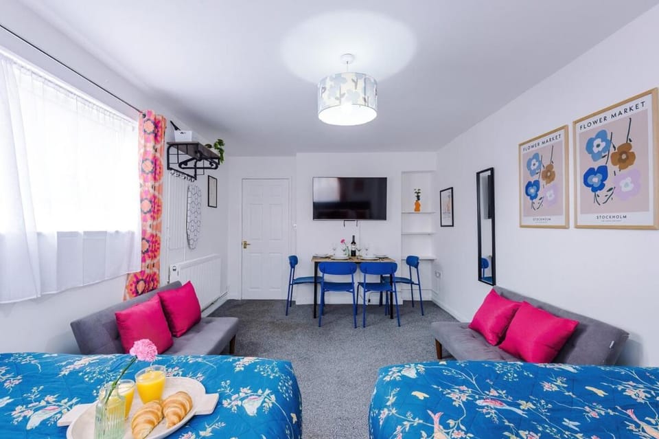 Bed, TV and multimedia, Photo of the whole room, Seating area, Dining area, Bedroom