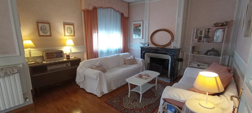 Living room, Photo of the whole room