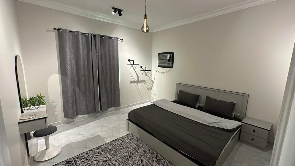 Bed, Photo of the whole room, Seating area, Bedroom