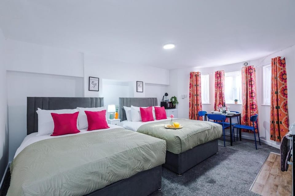 Bed, Photo of the whole room, Seating area, Bedroom