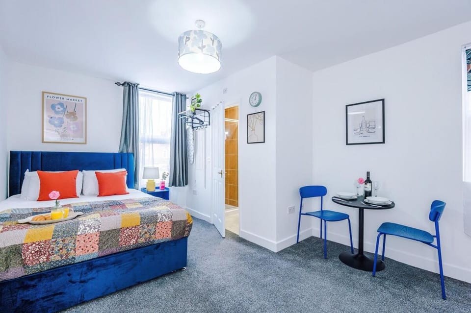 Bed, Photo of the whole room, Seating area, Dining area, Bedroom
