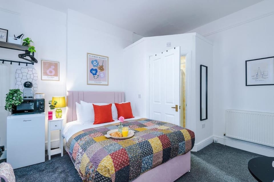 Bed, TV and multimedia, Kitchen or kitchenette, Bedroom