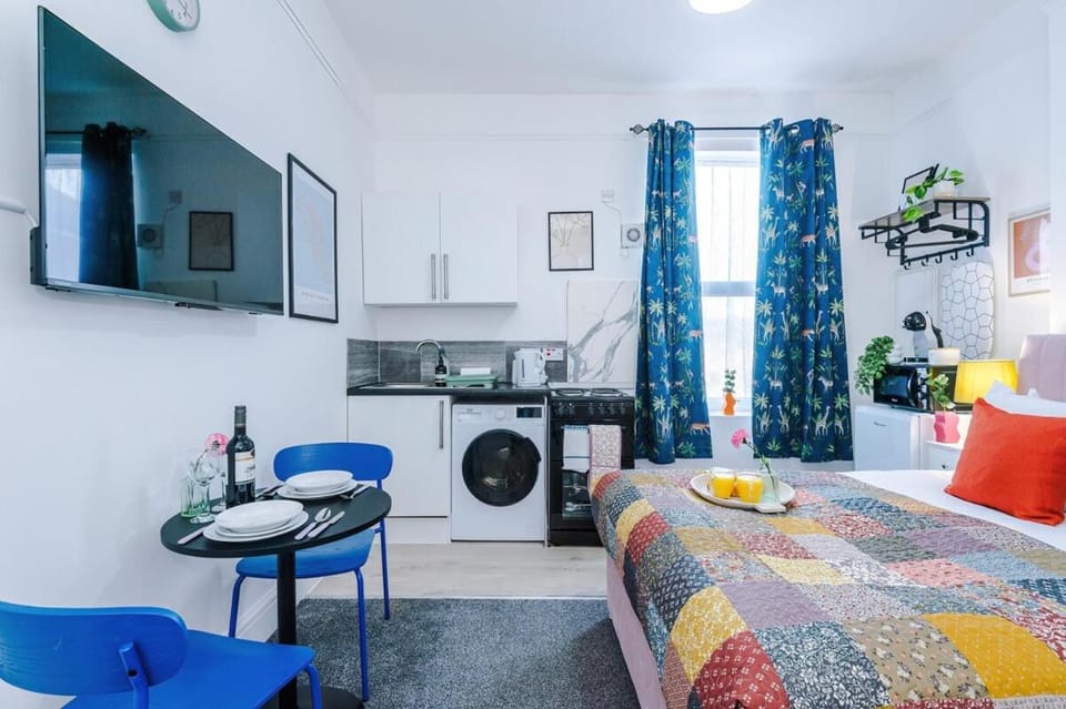 Bed, TV and multimedia, Kitchen or kitchenette, Photo of the whole room, Seating area, Dining area, Bedroom, oven, washing machine, dryer