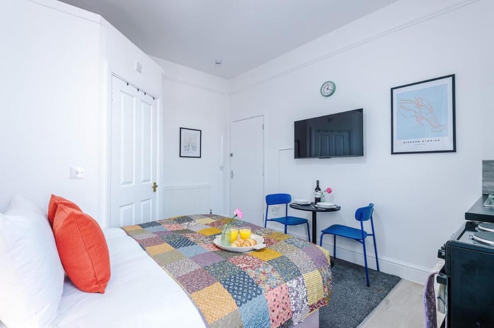 Bed, TV and multimedia, Photo of the whole room, Seating area, Dining area, Bedroom