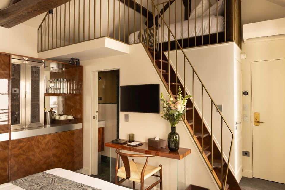 Kitchen or kitchenette, Seating area