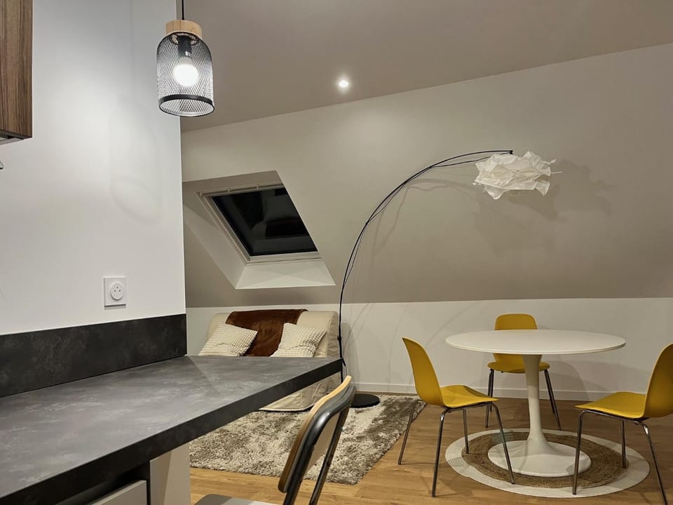 Kitchen or kitchenette, Living room, Seating area, Dining area
