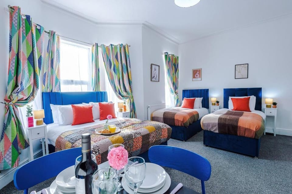 Bed, Photo of the whole room, Seating area, Bedroom