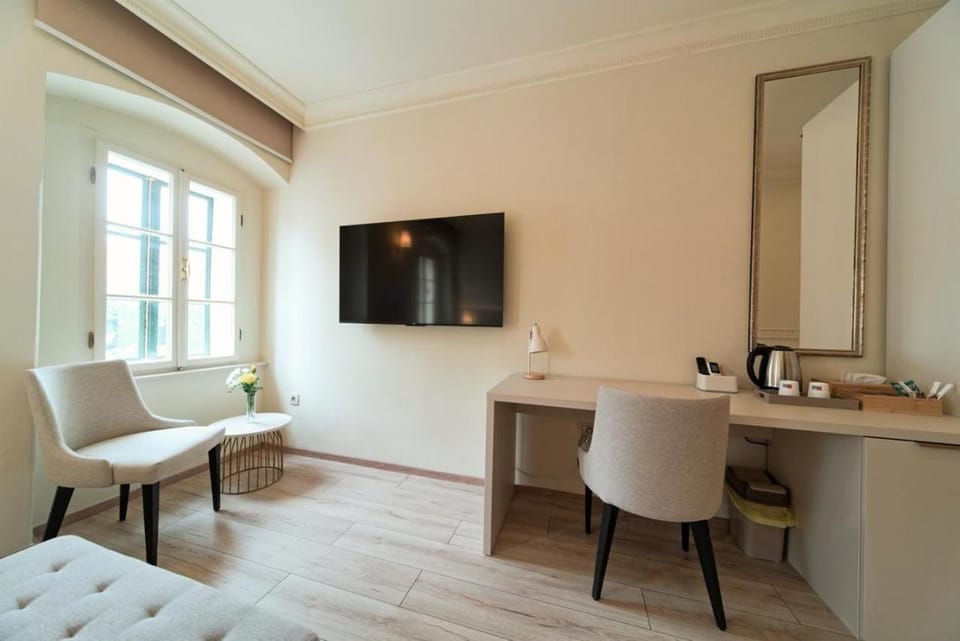 TV and multimedia, Seating area