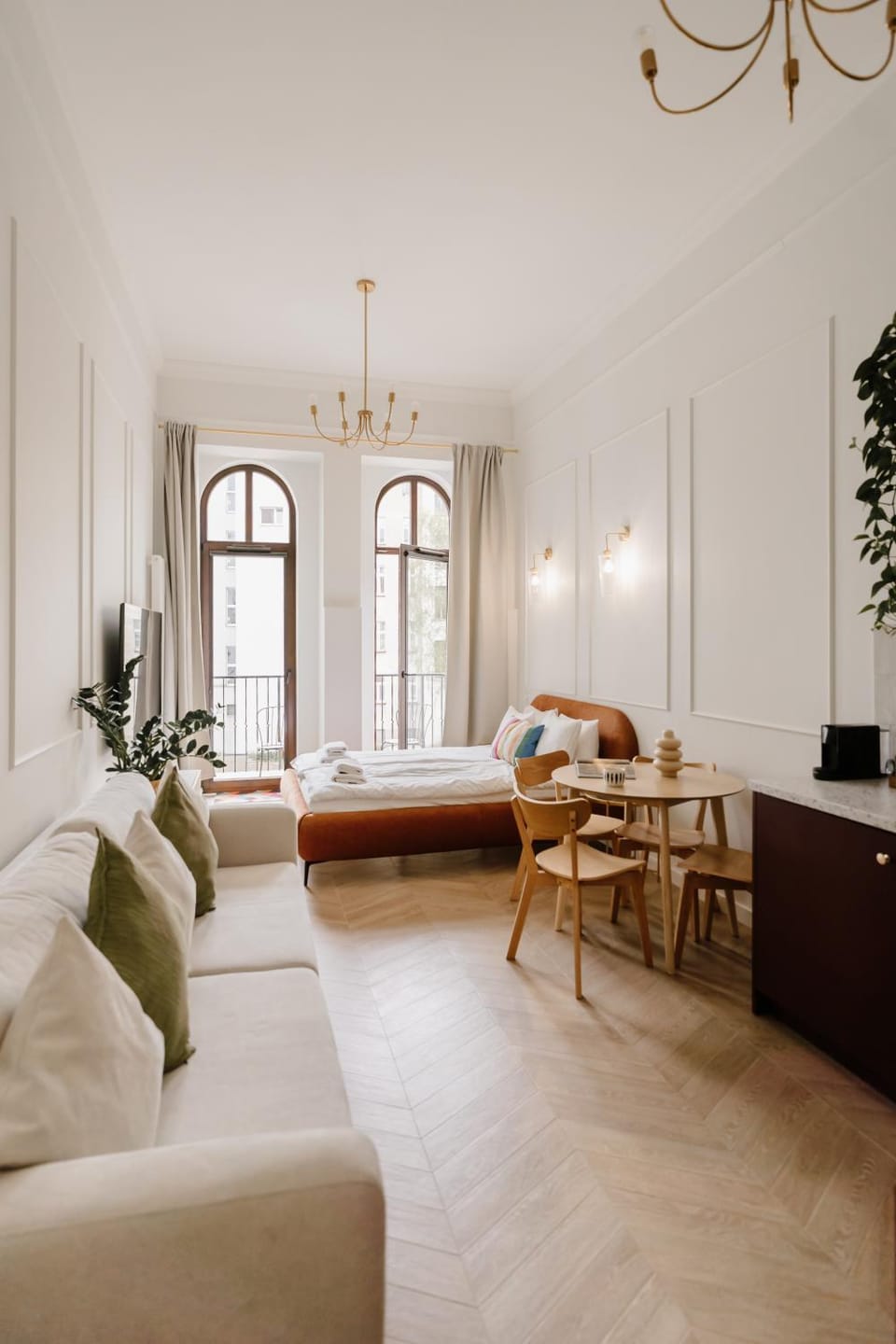 Bed, TV and multimedia, Living room, Photo of the whole room, Seating area, Bedroom