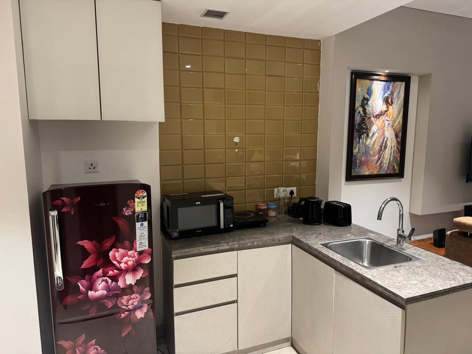 Coffee/tea facilities, Kitchen or kitchenette, oven, stove, toaster