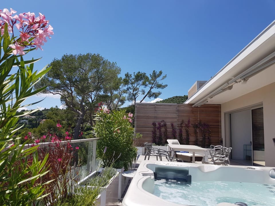 Patio, Hot Tub, Dining area, Garden view, sunbed