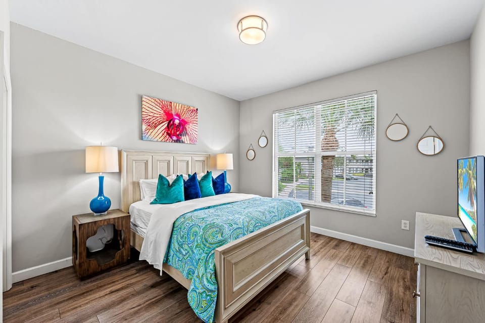 Bed, TV and multimedia, Photo of the whole room, Bedroom