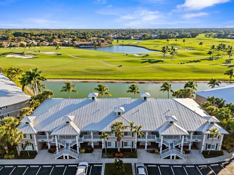 Property building, Natural landscape, Bird's eye view, Golfcourse, Parking