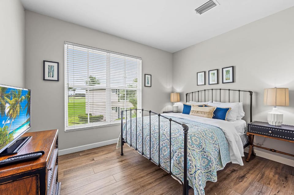 Bed, TV and multimedia, Photo of the whole room, Bedroom