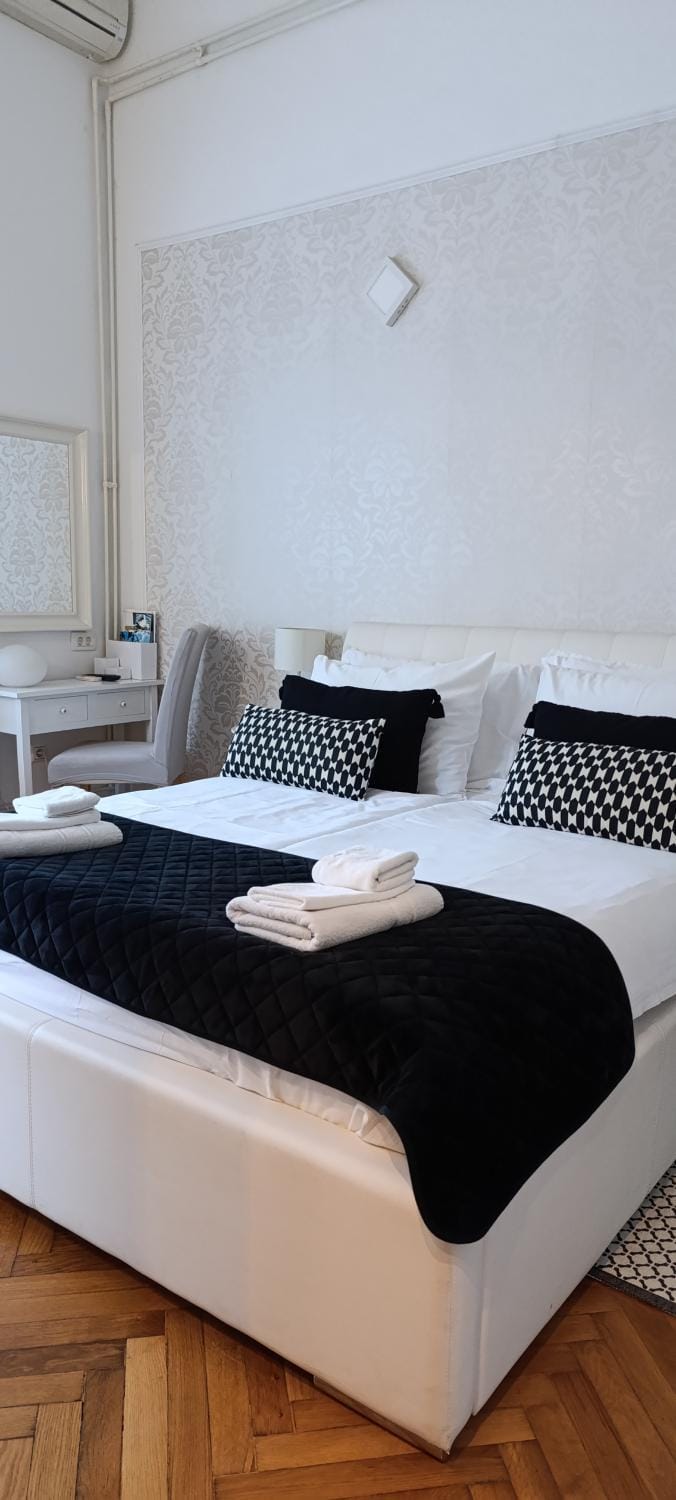 Bed, Bedroom, towels