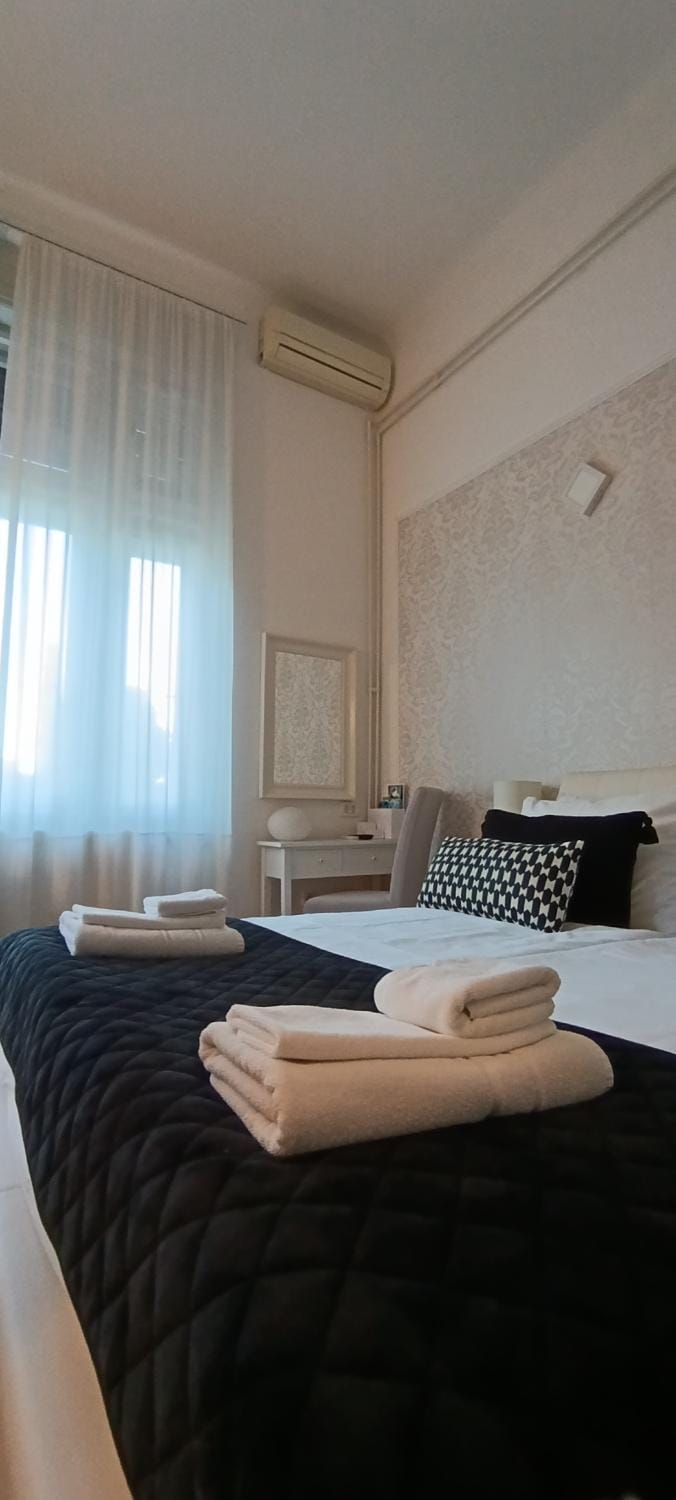 Bed, Bedroom, towels, air conditioner