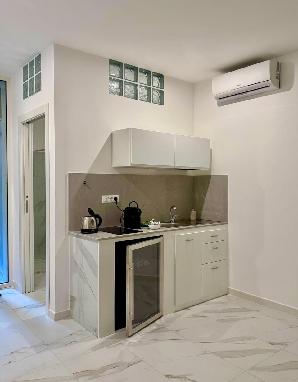 Kitchen or kitchenette, minibar, stove, air conditioner