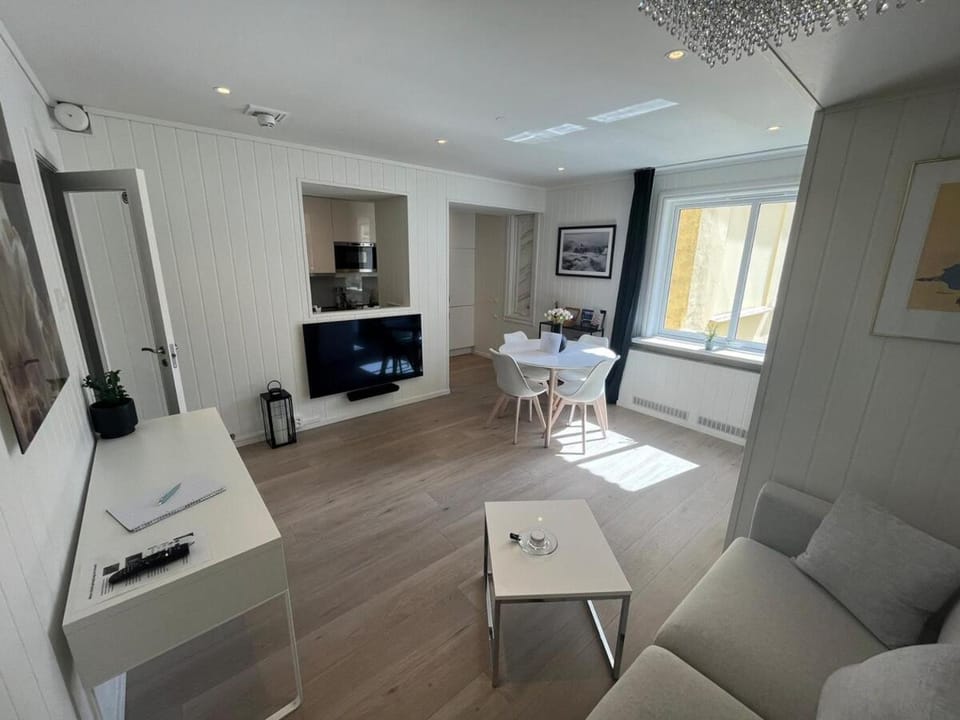 Living room, Seating area, Evening entertainment