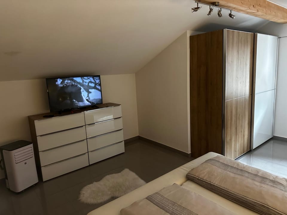 Bed, TV and multimedia, Photo of the whole room, Bedroom