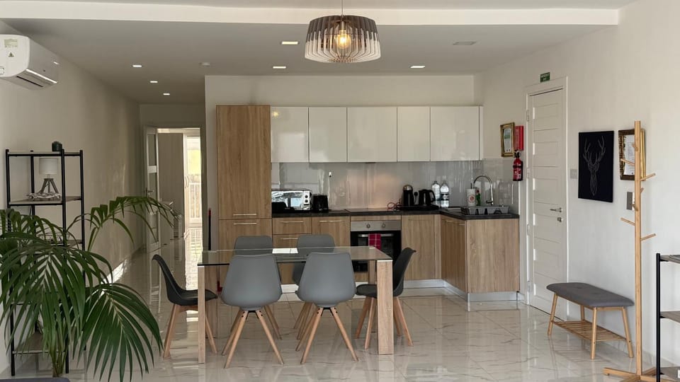 Dining area, kitchen