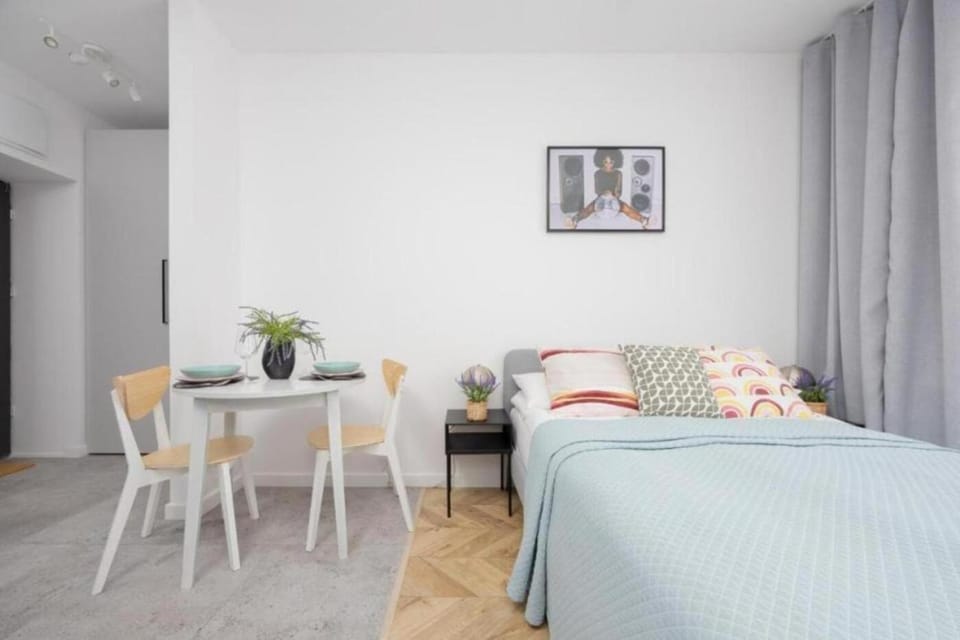 Bed, Dining area, Bedroom