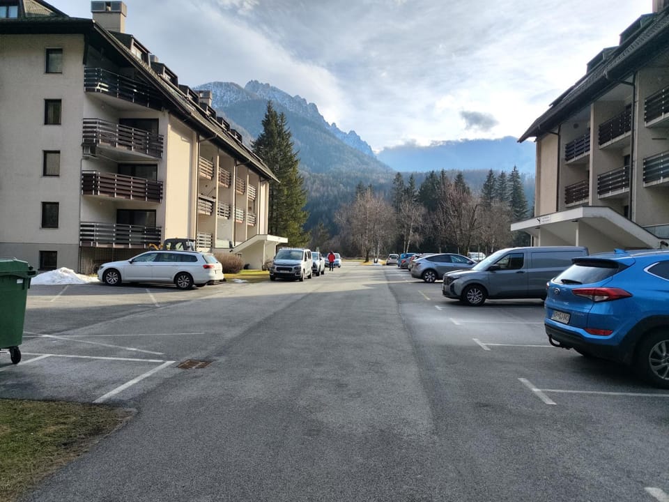Neighbourhood, Mountain view, Street view, Location, Parking