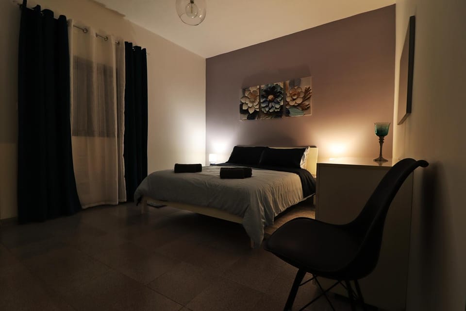 Seaside Hideaway 2BR Apartment Walk to Sea Apartment in Saint Paul's Bay
