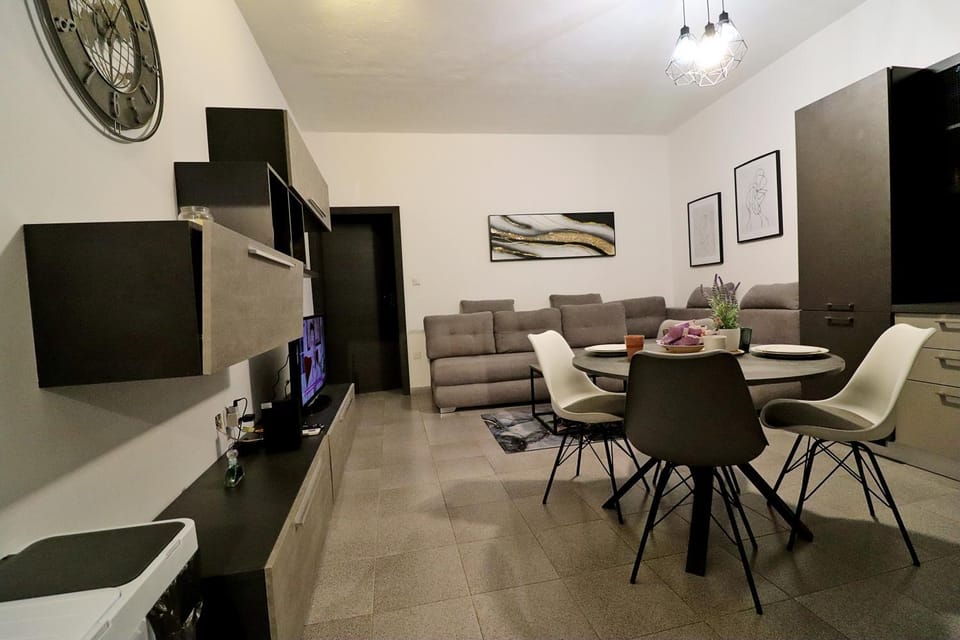 Communal lounge/ TV room, TV and multimedia, Kitchen or kitchenette, Living room, Seating area, Dining area
