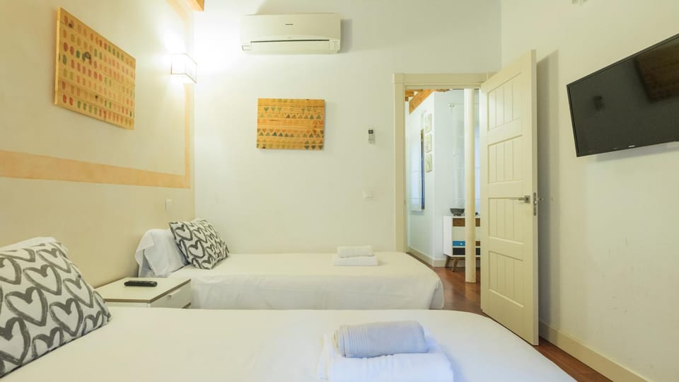 Bed, TV and multimedia, Photo of the whole room, Bedroom, towels, air conditioner