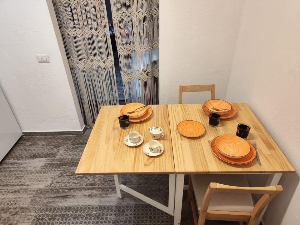 Kitchen or kitchenette, Dining area, Breakfast