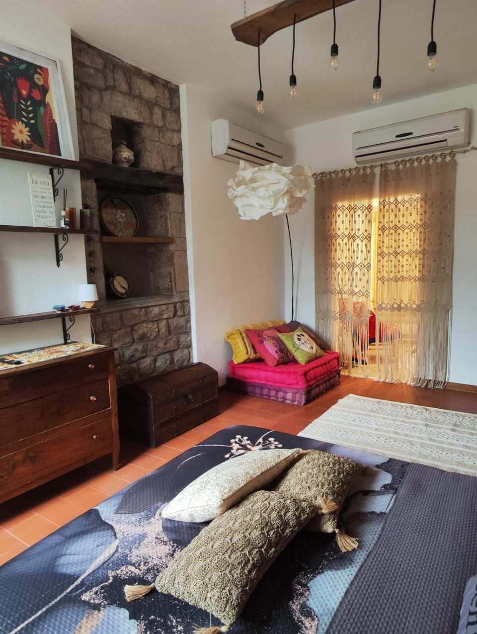 Photo of the whole room, Bedroom, heating