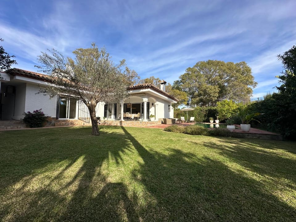 Property building, Day, Garden, Garden view