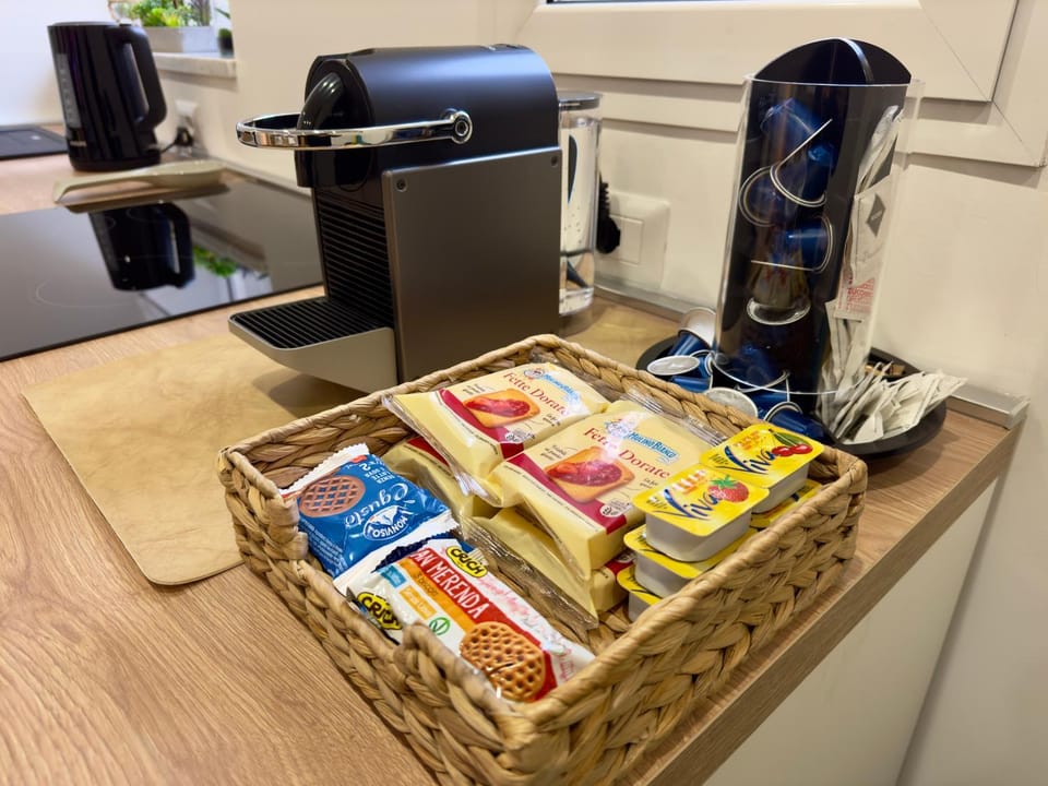 Coffee/tea facilities, Breakfast