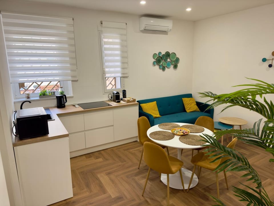 Kitchen or kitchenette, Dining area